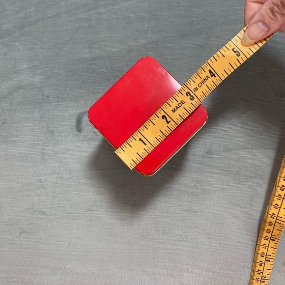 Vintage metal Suzy’s Zoo 1979 Christmas tin and JSNY tray - Picture 9 of 17